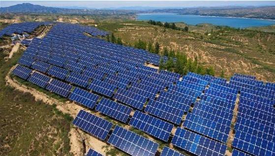 太阳能组件生产线助力山西娄烦荒山光伏电站扶贫项目